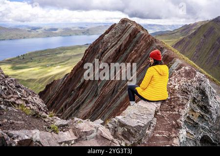 Wandererin in den peruanischen Anden, Pallay Punchu Rainbowmountain, Layo, Peru, Südamerika Stockfoto