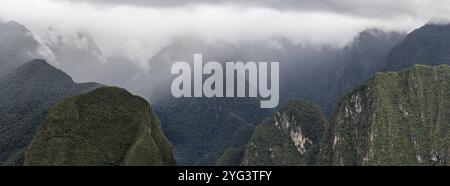 Berggipfel im Nebel, Machu Picchu, Region Cusco, Peru, Südamerika Stockfoto