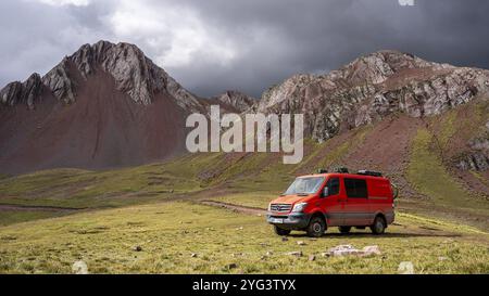 Offroad-Wohnmobil in den peruanischen Anden, Pallay Punchu Rainbowmountain, Layo, Peru, Südamerika Stockfoto