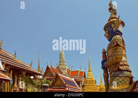 Bangkok, Thailand - Yaksha-Krieger bewacht den Eingang zum Tempel des Smaragdbuddhas oder Wat Phra Kaeo, Teil der Architektur des Großen Palastes Stockfoto