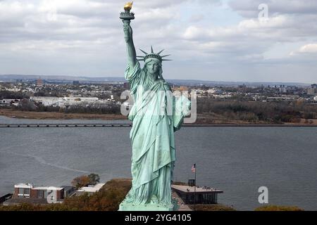 Ein Blick auf die Freiheitsstatue, aufgenommen von einem Hubschrauber der New York City Police Department in New York City am 4. November 2024. (DOD-Foto von EJ Hersom) Stockfoto