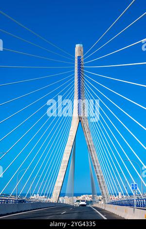 Blick auf eine mit Seilbahnen überdachte Transportbrücke mit hohen Pylonen über die Bucht von Cadiz, die Cadiz mit Puerto Real auf dem spanischen Festland verbindet Stockfoto