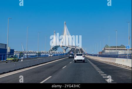 Blick auf eine mit Seilbahnen überdachte Transportbrücke mit hohen Pylonen über die Bucht von Cadiz, die Cadiz mit Puerto Real auf dem spanischen Festland verbindet Stockfoto