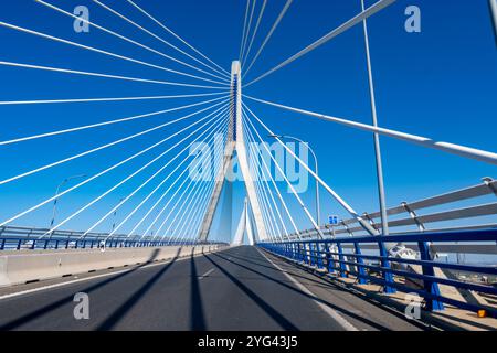 Blick auf eine mit Seilbahnen überdachte Transportbrücke mit hohen Pylonen über die Bucht von Cadiz, die Cadiz mit Puerto Real auf dem spanischen Festland verbindet Stockfoto