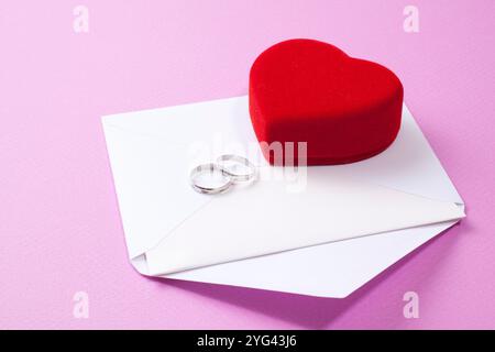 Ring und kleine Box mit rotem Herzen Stockfoto