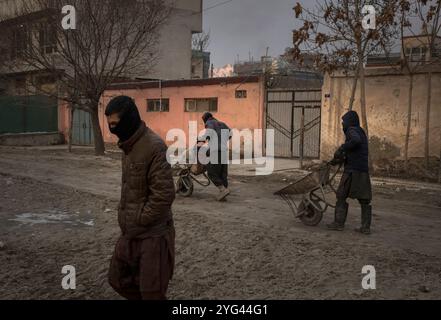 Männer aus einem intern vertriebenen Lager in der Stadt beginnen ihre Arbeit, um Plastik zu sammeln, um sie für die Verbrennung und Heizung von Häusern, Kabul, Afghanen, zu verkaufen Stockfoto