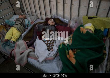 Babys, die an Lungenentzündung leiden, werden in einem staatlich geführten Krankenhaus in der Hauptstadt Kabul, Afghanistan, am 30. Januar 2020 abgebildet. Doktor Farid Ahmad Andi Stockfoto