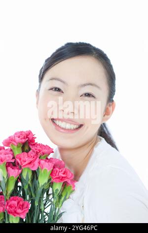 Frau mit Nelken Stockfoto