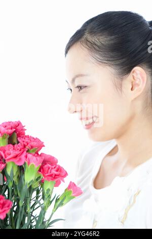 Frau mit Nelken Stockfoto