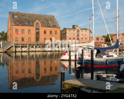 Lagerhäuser und Boote im Hafen von Orth auf der Insel Fehmarn in der Ostsee, Schleswig-Holstein, Deutschland Stockfoto