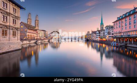 Zürich, Schweiz. Stadtbild von Zürich, Schweiz bei schönem Herbstuntergang. Stockfoto