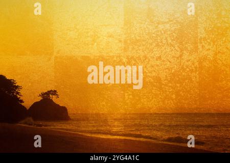 Goldener Klappschirm und Katsura-hama Beach im Hintergrund Stockfoto