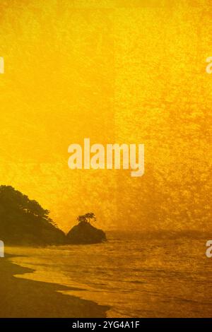 Goldener Klappschirm und Katsura-hama Beach im Hintergrund Stockfoto