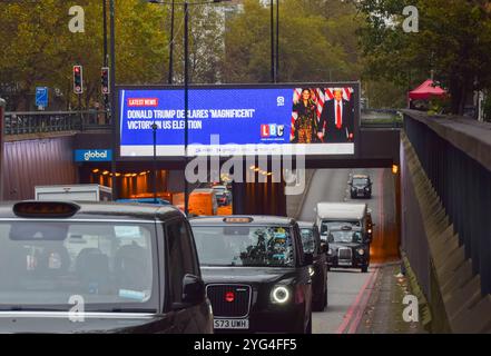 London, Großbritannien. November 2024. Eine digitale Plakatwand in Zentral-London zeigt eine Nachricht von LBC, dass Donald Trump die US-Wahl gegen Kamala Harris gewonnen hat. Quelle: Vuk Valcic/Alamy Live News Stockfoto