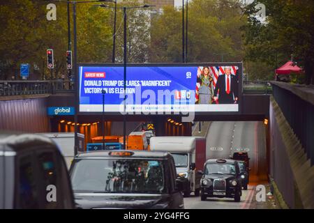 London, Großbritannien. November 2024. Eine digitale Plakatwand in Zentral-London zeigt eine Nachricht von LBC, dass Donald Trump die US-Wahl gegen Kamala Harris gewonnen hat. Quelle: Vuk Valcic/Alamy Live News Stockfoto