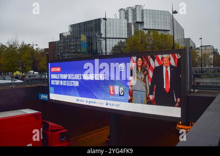 London, Großbritannien. November 2024. Eine digitale Plakatwand in Zentral-London zeigt eine Nachricht von LBC, dass Donald Trump die US-Wahl gegen Kamala Harris gewonnen hat. Quelle: Vuk Valcic/Alamy Live News Stockfoto