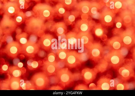 Ein warmer und einladender Hintergrund mit sanften orangefarbenen Bokeh-Lichtern mit leuchtenden kreisförmigen Formen, die einen traumhaften, unscharfen Effekt erzeugen. T Stockfoto