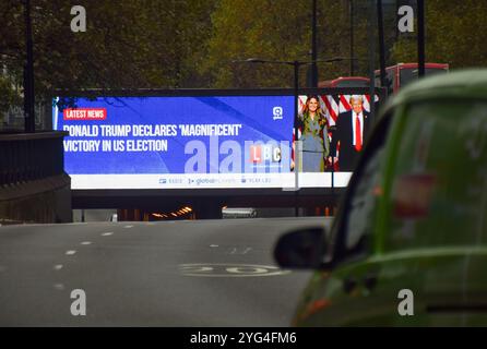 London, Großbritannien. November 2024. Eine digitale Plakatwand in Zentral-London zeigt eine Nachricht von LBC, dass Donald Trump die US-Wahl gegen Kamala Harris gewonnen hat. Quelle: Vuk Valcic/Alamy Live News Stockfoto