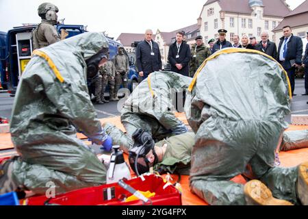 06. November 2024, Bayern, Würzburg: Bayerns Innenminister Joachim Herrmann (CSU, M) sieht zu, wie Bundeswehrkräfte im Falle einer Verseuchung eines Soldaten das medizinische Verfahren demonstrieren. Während einer Ausstellung im Rahmen der Anti-Terror-Übung „MainTex 2024“ demonstrieren Polizei, Bundeswehr, Feuerwehr, BRK und andere Rettungsdienste ihre Fähigkeiten und Ausrüstung. Foto: Pia Bayer/dpa Stockfoto