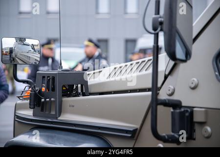 06. November 2024, Bayern, Würzburg: Zwei Polizeibeamte stehen hinter einem speziellen Polizeifahrzeug mit Rüstung und Schusswaffe auf dem Dach. Im Rahmen einer Ausstellung im Rahmen der Anti-Terror-Übung „MainTex 2024“ demonstrieren Polizei, Bundeswehr, Feuerwehr, BRK und andere Rettungsdienste ihre Fähigkeiten und Ausrüstung. Foto: Pia Bayer/dpa Stockfoto