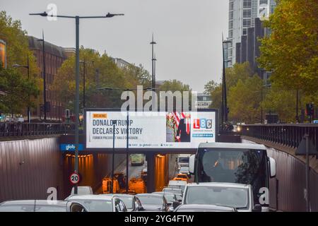 London, Großbritannien. November 2024. Eine digitale Plakatwand in Zentral-London zeigt eine Nachricht von LBC, dass Donald Trump die US-Wahl gegen Kamala Harris gewonnen hat. Quelle: Vuk Valcic/Alamy Live News Stockfoto