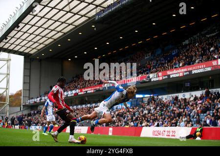 Todd Cantwell der Blackburn Rovers wird von Andre Brooks von Sheffield United (links) während des Sky Bet Championship Matches in Ewood Park, Blackburn, angegriffen. Bilddatum: Samstag, 2. November 2024. Stockfoto