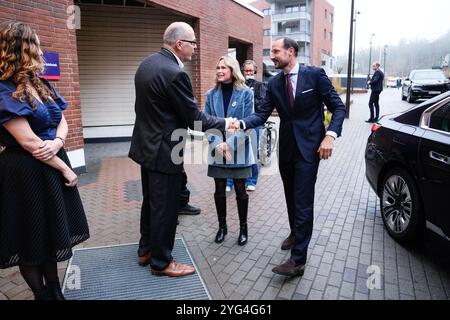 Oslo 20241106. Norwegischer Kronprinz Haakon bei der Eröffnung des Holmliaseminaret 2024. Die Bürgermeisterin von Oslo Anne Lindboe (H) und der Generaldirektor von Holmliaseminaret Ingvild Stjernen Tislov sind ebenfalls anwesend. Foto: Beate Oma Dahle / NTB Stockfoto