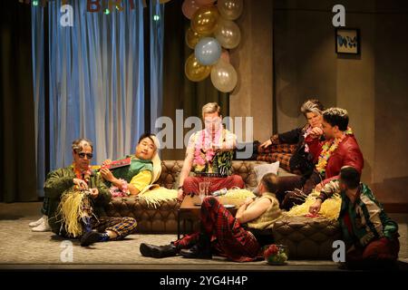 Jaka Mihelac als Mercutio, EMA Nikolovska als Stephano und Amitai Pati als Romeo, rechts auf dem Sofa, v.l., sowie Ensemble während der Fotoprobe für Romeo et Juliette in der Staatsoper unter den Linden in Berlin, 5. November 2024. // Drame lyrique in fünf Akten von Charles Gounod. Musikalische Leitung Stefano Montanari. Inszenierung Mariame Clement. Bühne und Kostüme Julia Hansen. Premiere ist am 10. November 2024. Staatsoper Berlin Romeo et Juliette *** Jaka Mihelac als Mercutio , EMA Nikolovska als Stephano und Amitai Pati als Romeo , direkt auf dem Sofa, f l , und Ensemble während des Fotos rehe Stockfoto