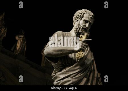 St. Peter (1. Jahrhundert v. Chr. - 67 n. Chr.). Apostel Jesu von Nazareth und erster Papst der katholischen Kirche. Detail der Statue vor dem Petersdom. Vatikanstadt. Stockfoto