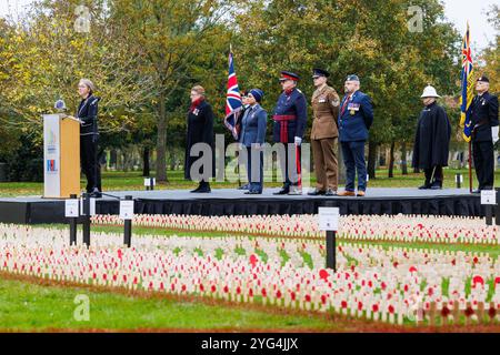 Eröffnung des Gedenkmohnfeldes am National Memorial Arboretum im November 2024. Mohnblumen wurden auf dem Feld platziert, um an die Verstorbenen in den Weltkriegen und Konflikten zu erinnern. Während der Gedenkfeier fanden zwei Mitglieder der Gruppe „Talent in the Ranks“ statt, Lee Wright (ein Gedicht vorlesen) und Michael Lauchlan (ein Lied vorführen). Stockfoto