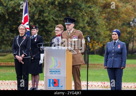 Eröffnung des Gedenkmohnfeldes am National Memorial Arboretum im November 2024. Mohnblumen wurden auf dem Feld platziert, um an die Verstorbenen in den Weltkriegen und Konflikten zu erinnern. Während der Gedenkfeier fanden zwei Mitglieder der Gruppe „Talent in the Ranks“ statt, Lee Wright (ein Gedicht vorlesen) und Michael Lauchlan (ein Lied vorführen). Stockfoto