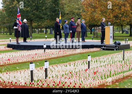 Eröffnung des Gedenkmohnfeldes am National Memorial Arboretum im November 2024. Mohnblumen wurden auf dem Feld platziert, um an die Verstorbenen in den Weltkriegen und Konflikten zu erinnern. Während der Gedenkfeier fanden zwei Mitglieder der Gruppe „Talent in the Ranks“ statt, Lee Wright (ein Gedicht vorlesen) und Michael Lauchlan (ein Lied vorführen). Stockfoto