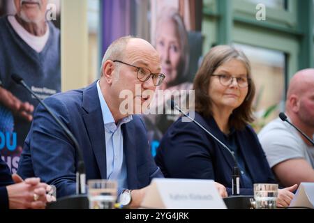 Die Diakonie Deutschland will mit der Pflegekampagne sechs Bausteine für eine gute Pflegereform den Druck auf die Politik erhoehen. Sie forderte am Mittwoch, 06.11.2024, in Berlin eine Pflegevollversicherung, die soziale Absicherung pflegender Angehoeriger und eine gesetzliche Verpflichtung für Kommunen zu einer lokalen Altenhilfeplanung im Foto vom 06.11.2024 vlnr. Diakonie-Praesident Ruediger Schuch und die Diakonie-Sozialvorstaendin Maria Loheide bei der Pressekonferenz in Berlin. Siehe epd-Meldung vom 06.11.2024 REDAKTIONELLE VERWENDUNG NUR *** Diakonie Deutschland will den Druck auf po erhöhen Stockfoto