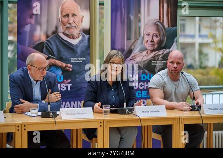 Die Diakonie Deutschland will mit der Pflegekampagne sechs Bausteine für eine gute Pflegereform den Druck auf die Politik erhoehen. Sie forderte am Mittwoch, 06.11.2024, in Berlin eine Pflegevollversicherung, die soziale Absicherung pflegender Angehoeriger und eine gesetzliche Verpflichtung für Kommunen zu einer lokalen Altenhilfeplanung im Foto vom 06.11.2024 vlnr. Diakonie-Praesident Ruediger Schuch, die Diakonie-Sozialvorstaendin Maria Loheide und Ricardo lange, Intensivpfleger und Pflege-Aktivist, auf der Pressekonferenz in Berlin. Siehe epd-Meldung vom 06.11.2024 NUR REDAKTIONELLE VERWENDUNG *** Stockfoto
