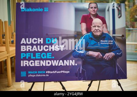 Die Diakonie Deutschland will mit der Pflegekampagne sechs Bausteine für eine gute Pflegereform den Druck auf die Politik erhoehen. Sie forderte am Mittwoch, 06.11.2024, in Berlin eine Pflegevollversicherung, die soziale Absicherung pflegender Angehoeriger und eine gesetzliche Verpflichtung für Kommunen zu einer lokalen Altenhilfeplanung im Foto vom 06.11.2024 Plakat der Kampagne auch du brauchst Pflege. Irgendwann. , Mit dem Pfleger und Aktivist Ricardo lange. Siehe epd-Meldung vom 06.11.2024 REDAKTIONELLE VERWENDUNG NUR *** Diakonie Deutschland will mit ITS den Druck auf Politiker erhöhen Stockfoto