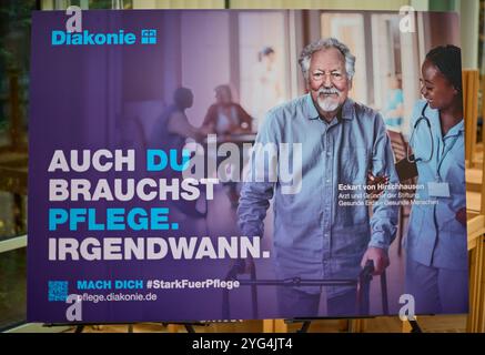 Die Diakonie Deutschland will mit der Pflegekampagne sechs Bausteine für eine gute Pflegereform den Druck auf die Politik erhoehen. Sie forderte am Mittwoch, 06.11.2024, in Berlin eine Pflegevollversicherung, die soziale Absicherung pflegender Angehoeriger und eine gesetzliche Verpflichtung für Kommunen zu einer lokalen Altenhilfeplanung im Foto vom 06.11.2024 Plakat der Kampagne auch du brauchst Pflege. Irgendwann. mit Eckhart von Hirschhausen. Siehe epd-Meldung vom 06.11.2024 REDAKTIONELLE VERWENDUNG NUR *** Diakonie Deutschland will mit ihrer Pflegekampagne Si den Druck auf Politiker erhöhen Stockfoto