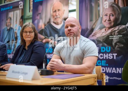 Die Diakonie Deutschland will mit der Pflegekampagne sechs Bausteine für eine gute Pflegereform den Druck auf die Politik erhoehen. Sie forderte am Mittwoch, 06.11.2024, in Berlin eine Pflegevollversicherung, die soziale Absicherung pflegender Angehoeriger und eine gesetzliche Verpflichtung für Kommunen zu einer lokalen Altenhilfeplanung im Foto vom 06.11.2024 Pressekonferenz mit vorne vlnr. Diakonie-Sozialvorstaendin Maria Loheide und Ricardo lange, Intensivpfleger und Pflege-Aktivist, und im Hintergrund Plakate der Kampagne auch du brauchst Pflege. Irgendwann. , Fuer die Prominente wie vln Stockfoto