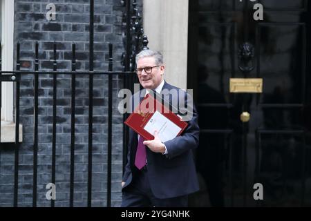 London, Großbritannien. November 2024. Der britische Premierminister Sir Keir Starmer verlässt die Downing Street 10, um an den wöchentlichen Fragen des Premierministers der PMQ im Parlament teilzunehmen. Quelle: Uwe Deffner/Alamy Live News Stockfoto