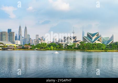 Fantastische Skyline von Kuala Lumpur. Malerischer See und Springbrunnen Stockfoto