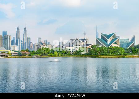 Fantastische Skyline von Kuala Lumpur. Malerischer See und Springbrunnen Stockfoto