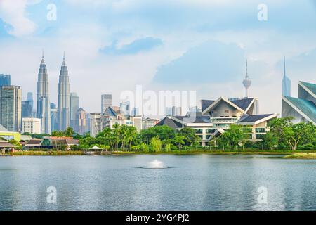 Fantastische Skyline von Kuala Lumpur. Malerischer See und Springbrunnen Stockfoto