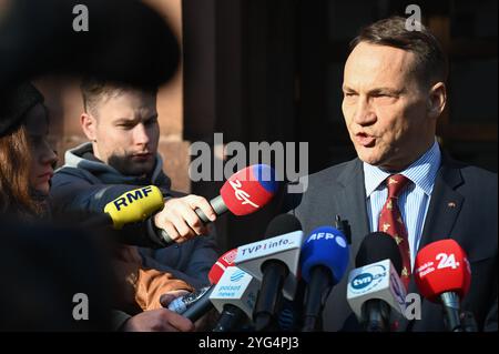 Polen. November 2024. Briefing des polnischen Außenministers Radoslaw Sikorski über die Präsidentschaftswahlen in den Vereinigten Staaten am 6. November 2023 im Außenministerium in Warschau, Polen. (Foto: Aleksy Witwickig/SIPA USA) Credit: SIPA USA/Alamy Live News Stockfoto