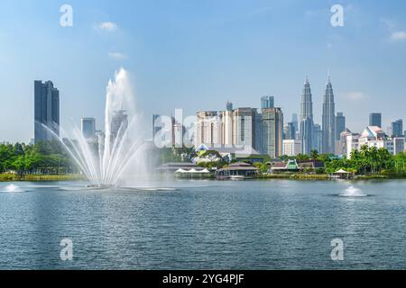 Fantastische Skyline von Kuala Lumpur. Malerischer See und Springbrunnen Stockfoto