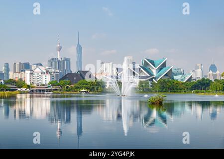 Fantastische Skyline von Kuala Lumpur. Malerischer See und Springbrunnen Stockfoto