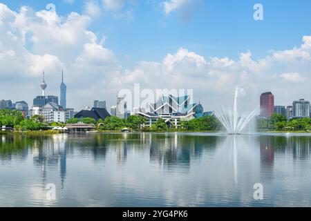 Fantastische Skyline von Kuala Lumpur. Malerischer See und Springbrunnen Stockfoto