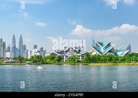 Fantastische Skyline von Kuala Lumpur. Malerischer See und Springbrunnen Stockfoto