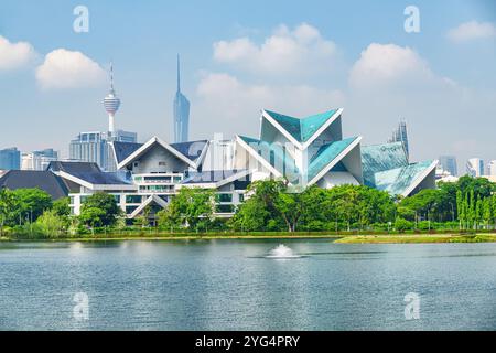 Fantastische Skyline von Kuala Lumpur. Malerischer See und Springbrunnen Stockfoto