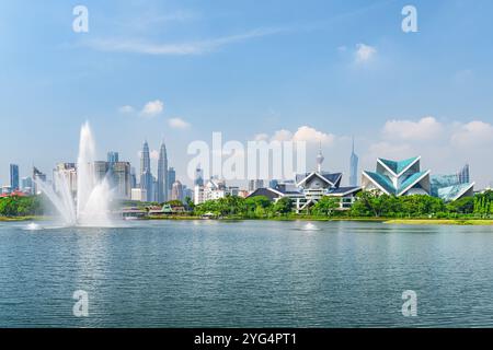 Fantastische Skyline von Kuala Lumpur. Malerischer See und Springbrunnen Stockfoto