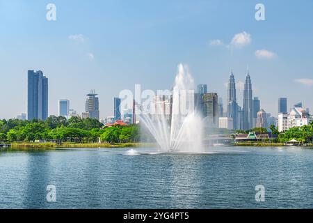 Fantastische Skyline von Kuala Lumpur. Malerischer See und Springbrunnen Stockfoto