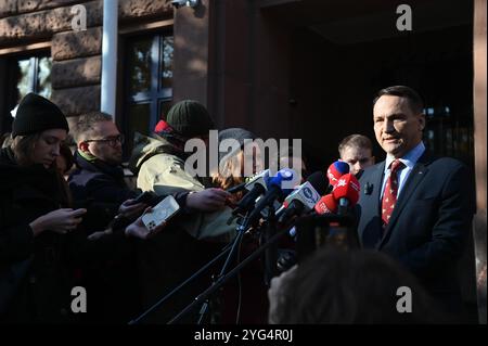 Polen. November 2024. Briefing des polnischen Außenministers Radoslaw Sikorski über die Präsidentschaftswahlen in den Vereinigten Staaten am 6. November 2023 im Außenministerium in Warschau, Polen. (Foto: Aleksy Witwickig/SIPA USA) Credit: SIPA USA/Alamy Live News Stockfoto
